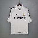 camisa-masculina-real-madrid-madri-home-titular-1-2005-06-adidas-retro-branco-branca-preto-preta-ronaldo-cr7-siemens-gola-v