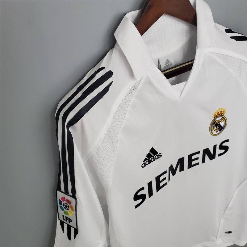 camisa-masculina-real-madrid-madri-home-titular-1-2005-06-adidas-retro-branco-branca-preto-preta-ronaldo-cr7-siemens-gola-v