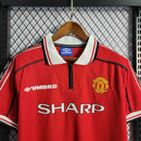 camisa-pronta-entrega-manchester-united-diabos-vermelhos-home-titular-1-1998-99-umbro-retro-masculina-masculino-sharp-premier-league-champions-vermelho-vermelha-preto-preta-giggs-beckham-scholes-keane-yorke-cole
