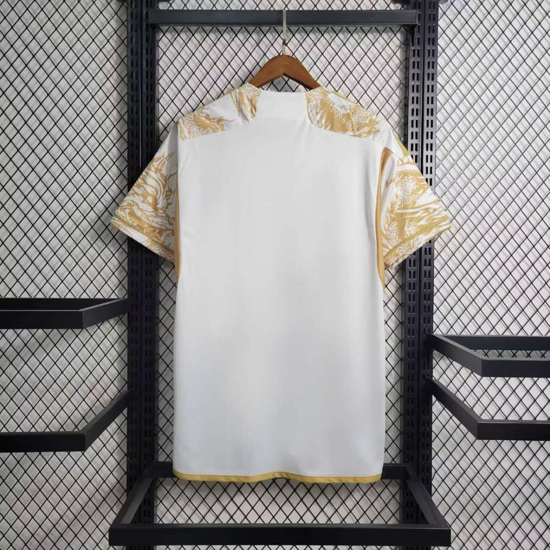 camisa-real-madrid-edicao-especial-2023-24-adidas-emirates-fly-better-torcedor-masculina-masculino-branca-branco-dourado-dourada-dorado-dorada-vini-jr-mbappe-rodrygo-modric-bellingham-endrick-valverde-camavinga-carvajal-lucas-vasquez