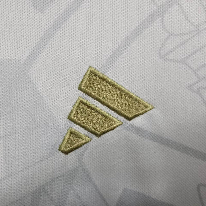 camisa-real-madrid-edicao-especial-2023-24-adidas-emirates-fly-better-torcedor-masculina-masculino-branca-branco-dourado-dourada-dorado-dorada-vini-jr-mbappe-rodrygo-modric-bellingham-endrick-valverde-camavinga-carvajal-lucas-vasquez