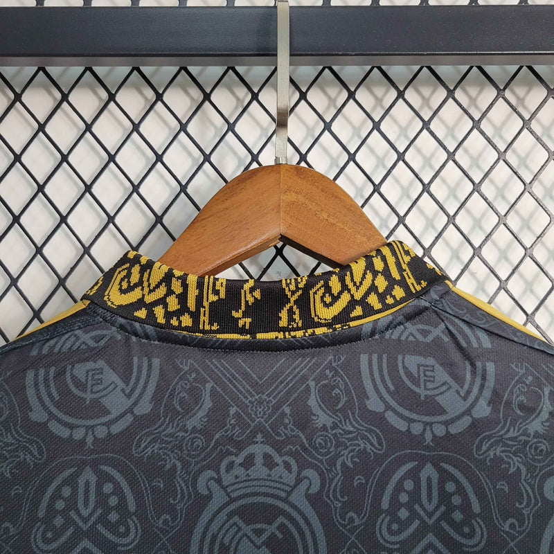 camisa-real-madrid-edicao-especial-2023-24-adidas-emirates-fly-better-torcedor-masculina-masculino-preto-preta-dourado-dourada-dorado-dorada-vini-jr-mbappe-rodrygo-modric-bellingham-endrick-valverde-camavinga-carvajal-lucas-vasquez