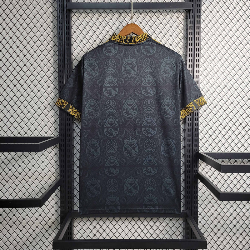 camisa-real-madrid-edicao-especial-2023-24-adidas-emirates-fly-better-torcedor-masculina-masculino-preto-preta-dourado-dourada-dorado-dorada-vini-jr-mbappe-rodrygo-modric-bellingham-endrick-valverde-camavinga-carvajal-lucas-vasquez