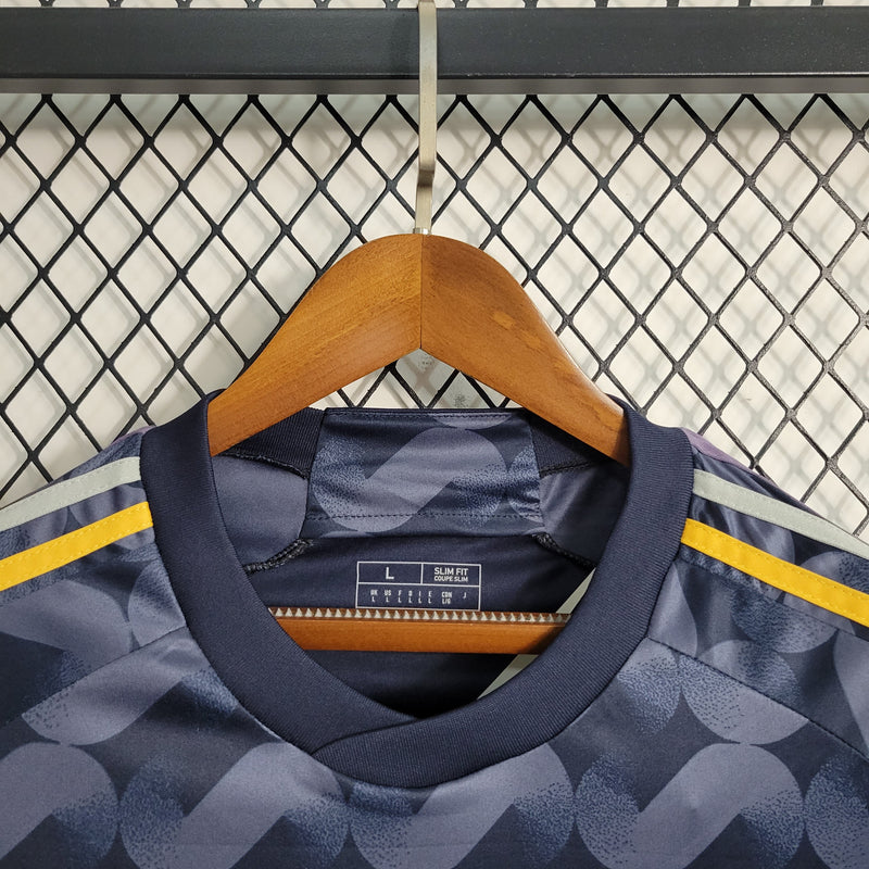 camisa-real-madrid-madri-away-2-reserva-2023-24-adidas-masculina-azul-laranja-torcedor-ronaldo-vini-jr-kroos-cr7-fly-emirates-better