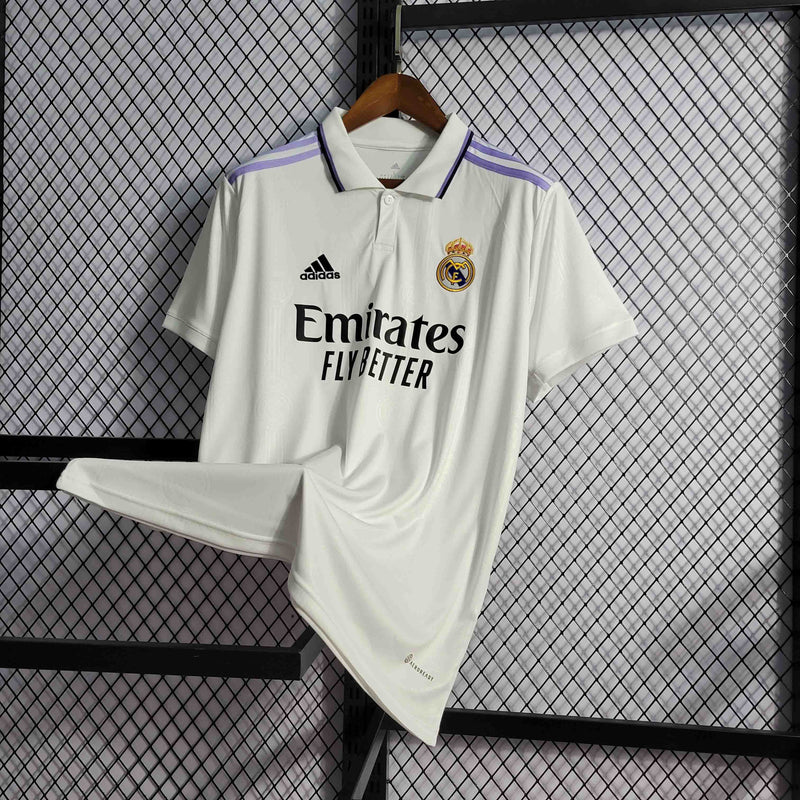 camisa-real-madrid-madri-home-titular-1-2022-23-adidas-emirates-fly-better-torcedor-masculina-branca-branco-lilas-cr7-vini-jr-kroos