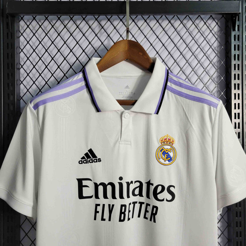 camisa-real-madrid-madri-home-titular-1-2022-23-adidas-emirates-fly-better-torcedor-masculina-branca-branco-lilas-cr7-vini-jr-kroos