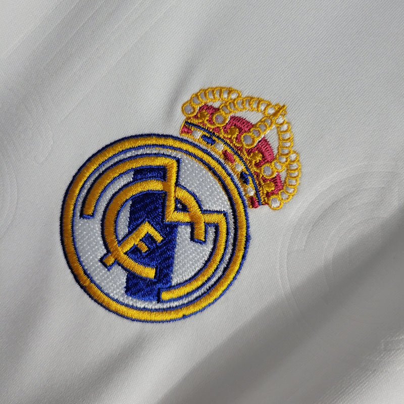 camisa-real-madrid-madri-home-titular-1-2022-23-adidas-emirates-fly-better-torcedor-masculina-branca-branco-lilas-cr7-vini-jr-kroos