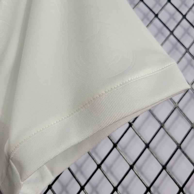 camisa-real-madrid-madri-home-titular-1-2022-23-adidas-emirates-fly-better-torcedor-masculina-branca-branco-lilas-cr7-vini-jr-kroos