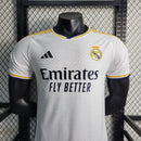 Camisa Pronta Entrega Real Madrid Home 2023/24 - Adidas Jogador Masculina - Branca/Azul + Patchs Champions League