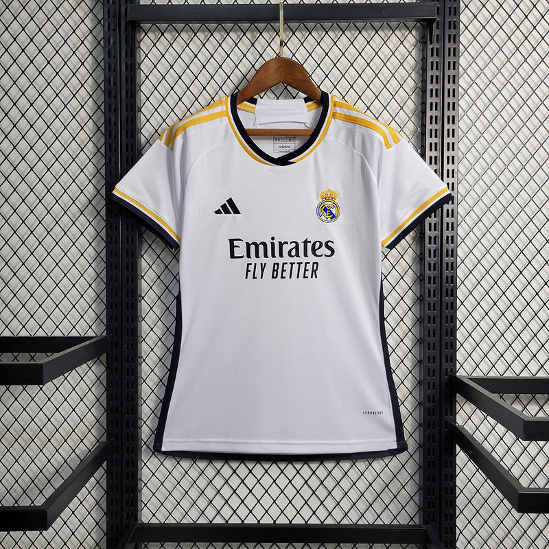 camisa-real-madrid-madri-home-titular-1-2023-24-adidas-emirates-fly-better-torcedor-feminina-branca-branco-azul-cr7-vini-jr-kroos