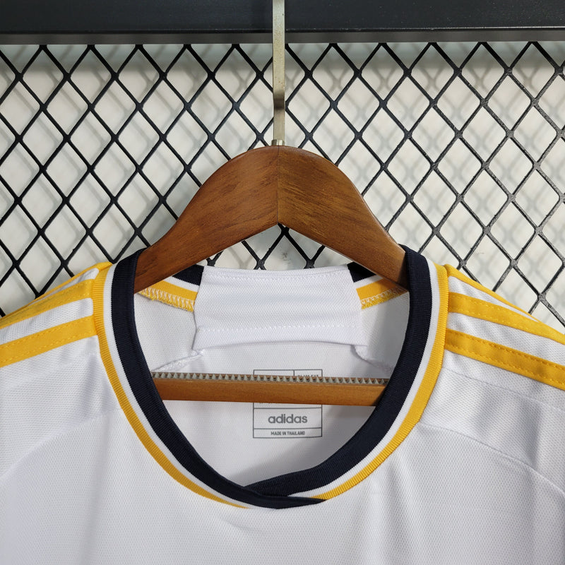 camisa-real-madrid-madri-home-titular-1-2023-24-adidas-emirates-fly-better-torcedor-feminina-branca-branco-azul-cr7-vini-jr-kroos