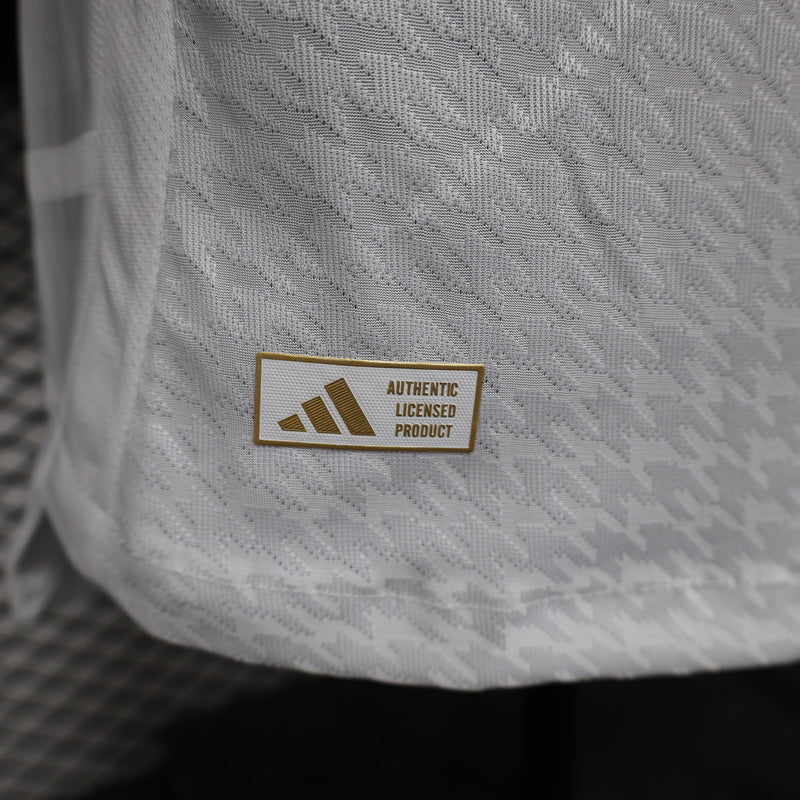 camisa-real-madrid-madri-home-titular-1-2024-25-adidas-jogador-emirates-fly-better-branca-branco-preto-preta-ronaldo-cr7-vini-jr-mbappe
