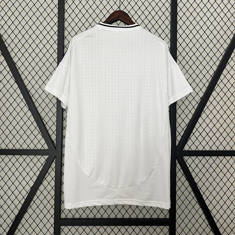 camisa-real-madrid-madri-home-titular-1-2024-25-adidas-torcedor-emirates-fly-better-branca-branco-preto-preta-ronaldo-cr7-vini-jr-mbappe
