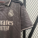 camisa-real-madrid-madri-third-3-terceira-torcedor-masculina-adidas-2024-25-cinza-preto-preta-cr7-ronaldo-vini-jr-mbappe-emirates-fly-better
