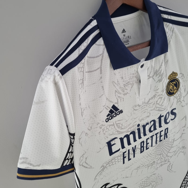 camisa-real-madrid-madri-torcedor-adidas-2023-24-branca-branco-azul-dragao-cr7-ronaldo-vini-jr-kroos-emirates-fly-better