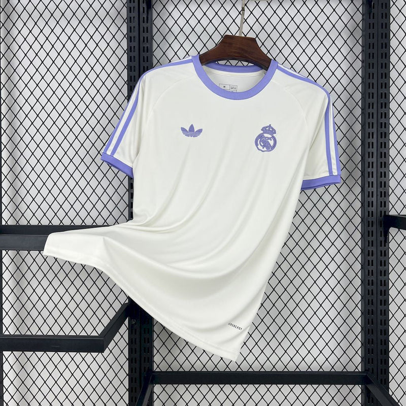 camisa-real-madrid-madrid-2024-25-adidas-emirates-fly-better-torcedor-masculina-masculino-lilas-branco-branca-vini-jr-mbappe-rodrygo-modric-bellingham-asencio-endrick-valverde-alaba-camavinga-tchouameni-carvajal-lucas-vasquez
