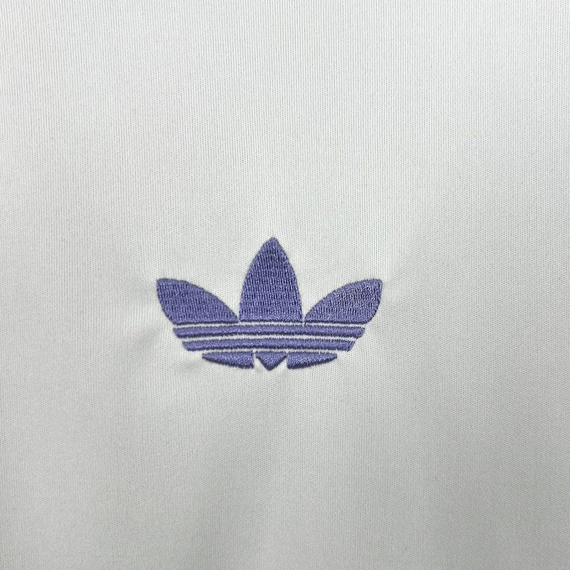 camisa-real-madrid-madrid-2024-25-adidas-emirates-fly-better-torcedor-masculina-masculino-lilas-branco-branca-vini-jr-mbappe-rodrygo-modric-bellingham-asencio-endrick-valverde-alaba-camavinga-tchouameni-carvajal-lucas-vasquez
