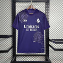 camisa-real-madrid-madrid-2024-25-y3-emirates-fly-better-torcedor-masculina-masculino-roxo-roxa-branco-branca-vini-jr-mbappe-rodrygo-modric-bellingham-asencio-endrick-valverde-alaba-camavinga-tchouameni-carvajal-lucas-vasquez
