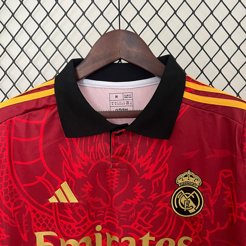camisa-real-madrid-madrid-edicao-especial-dragao-2024-25-adidas-emirates-fly-better-torcedor-masculina-masculino-preto-preta-vini-jr-mbappe-dourado-dourada-dorado-dorada-vermelho-vermelha-rodrygo-modric-bellingham-endrick-valverde-carvajal