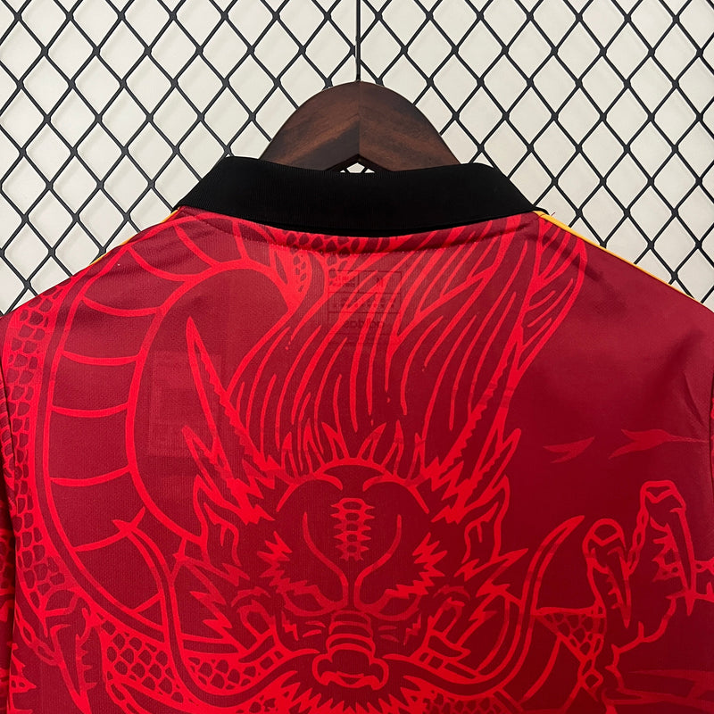 camisa-real-madrid-madrid-edicao-especial-dragao-2024-25-adidas-emirates-fly-better-torcedor-masculina-masculino-preto-preta-vini-jr-mbappe-dourado-dourada-dorado-dorada-vermelho-vermelha-rodrygo-modric-bellingham-endrick-valverde-carvajal