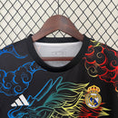 camisa-real-madrid-madrid-edicao-especial-dragao-2024-25-adidas-emirates-fly-better-torcedor-masculina-masculino-vini-jr-mbappe-preto-preta-azul-amarelo-amarela-vermelho-vermelha-rodrygo-modric-bellingham-endrick-valverde-carvajal