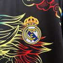 camisa-real-madrid-madrid-edicao-especial-dragao-2024-25-adidas-emirates-fly-better-torcedor-masculina-masculino-vini-jr-mbappe-preto-preta-azul-amarelo-amarela-vermelho-vermelha-rodrygo-modric-bellingham-endrick-valverde-carvajal