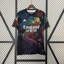 camisa-real-madrid-madrid-edicao-especial-dragao-2024-25-adidas-emirates-fly-better-torcedor-masculina-masculino-vini-jr-mbappe-preto-preta-azul-amarelo-amarela-vermelho-vermelha-rodrygo-modric-bellingham-endrick-valverde-carvajal