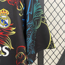 camisa-real-madrid-madrid-edicao-especial-dragao-2024-25-adidas-emirates-fly-better-torcedor-masculina-masculino-vini-jr-mbappe-preto-preta-azul-amarelo-amarela-vermelho-vermelha-rodrygo-modric-bellingham-endrick-valverde-carvajal