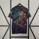 camisa-real-madrid-madrid-edicao-especial-dragao-2024-25-adidas-emirates-fly-better-torcedor-masculina-masculino-vini-jr-mbappe-preto-preta-azul-amarelo-amarela-vermelho-vermelha-rodrygo-modric-bellingham-endrick-valverde-carvajal