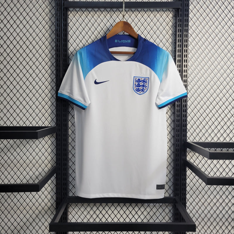 camisa-selecao-inglaterra-home-1-titular-2022-23-nike-torcedor-masculina-masculino-branca-branco-azul-bellingham-saka-hary-kane
