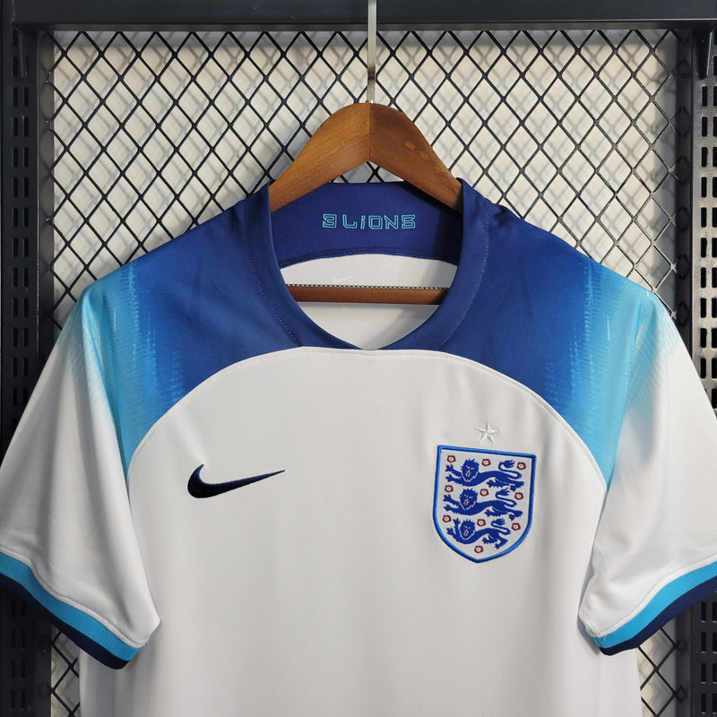 camisa-selecao-inglaterra-home-1-titular-2022-23-nike-torcedor-masculina-masculino-branca-branco-azul-bellingham-saka-hary-kane

