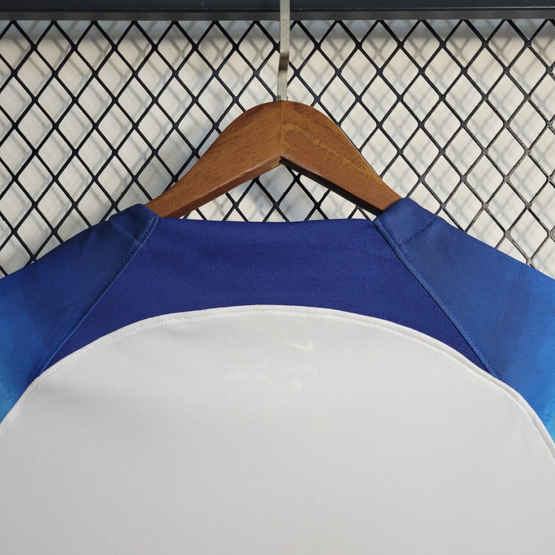camisa-selecao-inglaterra-home-1-titular-2022-23-nike-torcedor-masculina-masculino-branca-branco-azul-bellingham-saka-hary-kane
