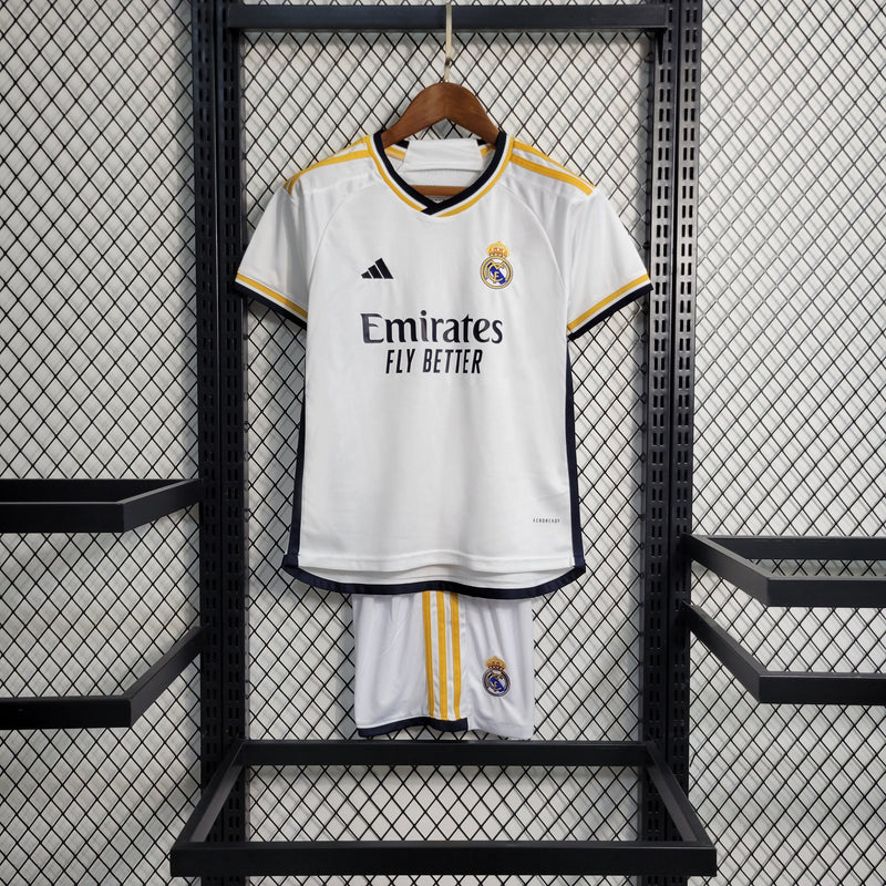 conjunto-kit-infaltil-kids-real-madrid-madri-home-titular-1-2023-24-adidas-torcedor-branco-branca-emirates-fly-better-ronaldo-cr7-vini-jr