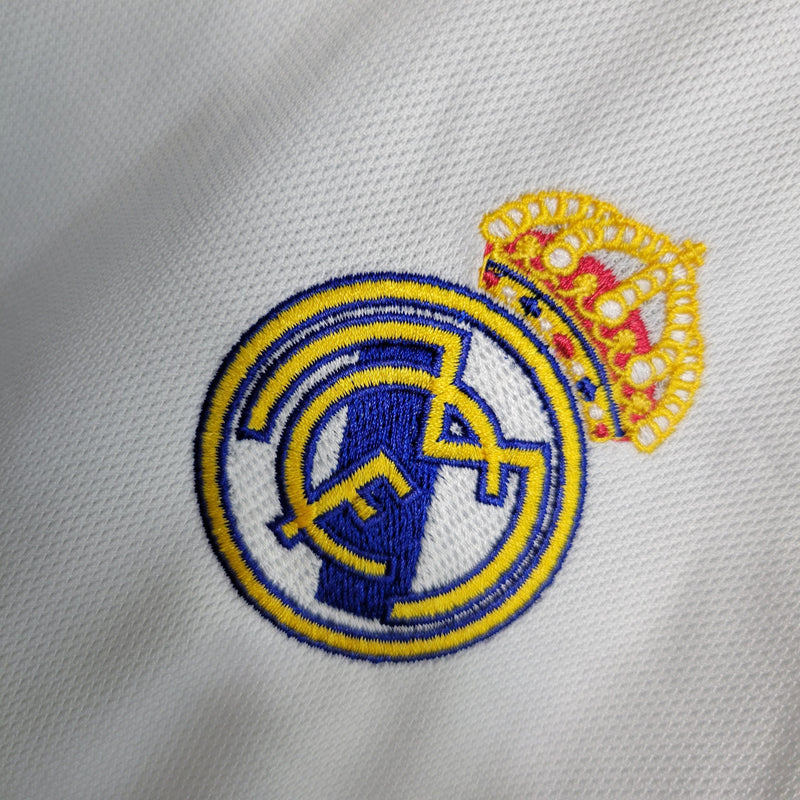 conjunto-kit-infaltil-kids-real-madrid-madri-home-titular-1-2023-24-adidas-torcedor-branco-branca-emirates-fly-better-ronaldo-cr7-vini-jr