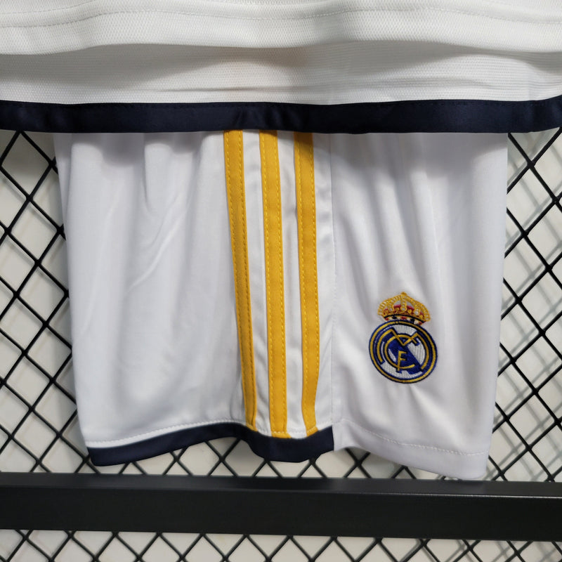 conjunto-kit-infaltil-kids-real-madrid-madri-home-titular-1-2023-24-adidas-torcedor-branco-branca-emirates-fly-better-ronaldo-cr7-vini-jr