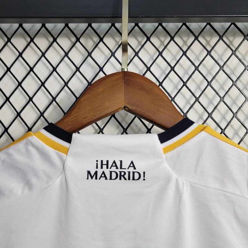 conjunto-kit-infaltil-kids-real-madrid-madri-home-titular-1-2023-24-adidas-torcedor-branco-branca-emirates-fly-better-ronaldo-cr7-vini-jr