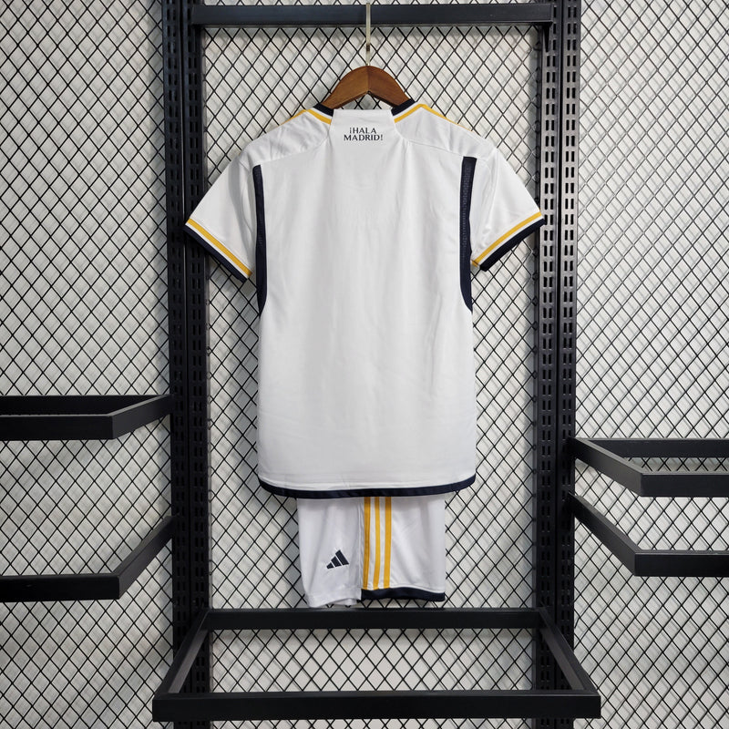 conjunto-kit-infaltil-kids-real-madrid-madri-home-titular-1-2023-24-adidas-torcedor-branco-branca-emirates-fly-better-ronaldo-cr7-vini-jr