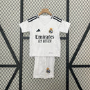 conjunto-kit-infaltil-kids-real-madrid-madri-home-titular-1-2024-25-adidas-torcedor-branco-branca-preto-preta-emirates-fly-better-ronaldo-cr7-vini-jr-mbappe