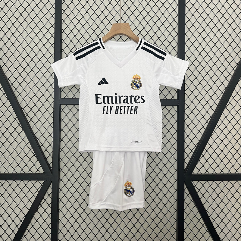 conjunto-kit-infaltil-kids-real-madrid-madri-home-titular-1-2024-25-adidas-torcedor-branco-branca-preto-preta-emirates-fly-better-ronaldo-cr7-vini-jr-mbappe
