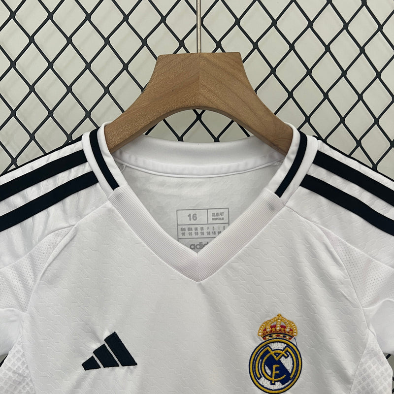 conjunto-kit-infaltil-kids-real-madrid-madri-home-titular-1-2024-25-adidas-torcedor-branco-branca-preto-preta-emirates-fly-better-ronaldo-cr7-vini-jr-mbappe