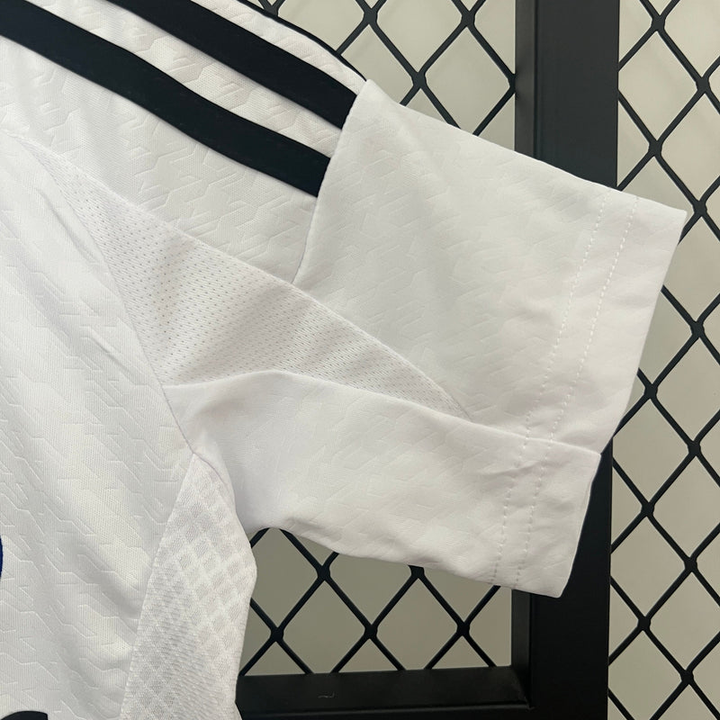 conjunto-kit-infaltil-kids-real-madrid-madri-home-titular-1-2024-25-adidas-torcedor-branco-branca-preto-preta-emirates-fly-better-ronaldo-cr7-vini-jr-mbappe