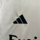 conjunto-kit-infaltil-kids-real-madrid-madri-home-titular-1-2024-25-adidas-torcedor-branco-branca-preto-preta-emirates-fly-better-ronaldo-cr7-vini-jr-mbappe