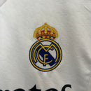 conjunto-kit-infaltil-kids-real-madrid-madri-home-titular-1-2024-25-adidas-torcedor-branco-branca-preto-preta-emirates-fly-better-ronaldo-cr7-vini-jr-mbappe