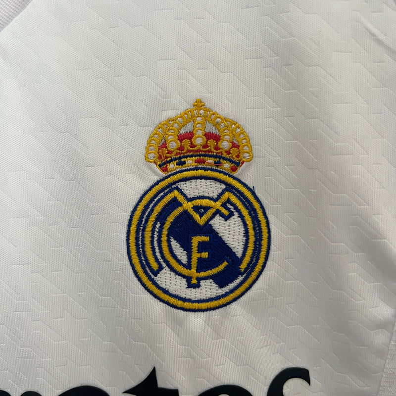 conjunto-kit-infaltil-kids-real-madrid-madri-home-titular-1-2024-25-adidas-torcedor-branco-branca-preto-preta-emirates-fly-better-ronaldo-cr7-vini-jr-mbappe