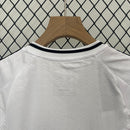 conjunto-kit-infaltil-kids-real-madrid-madri-home-titular-1-2024-25-adidas-torcedor-branco-branca-preto-preta-emirates-fly-better-ronaldo-cr7-vini-jr-mbappe