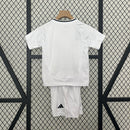conjunto-kit-infaltil-kids-real-madrid-madri-home-titular-1-2024-25-adidas-torcedor-branco-branca-preto-preta-emirates-fly-better-ronaldo-cr7-vini-jr-mbappe