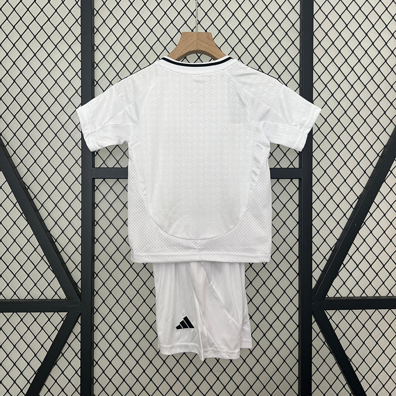 conjunto-kit-infaltil-kids-real-madrid-madri-home-titular-1-2024-25-adidas-torcedor-branco-branca-preto-preta-emirates-fly-better-ronaldo-cr7-vini-jr-mbappe