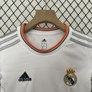 Conjunto Kit Infantil Real Madrid Home 2013/14 - Adidas Retrô - Branca/Laranja