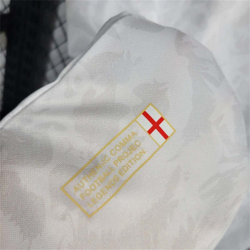 Camisa Seleção Inglaterra Edição Especial 2024/25 - Comma Torcedor Masculina - Branca/Vermelha