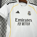 Conjunto Kit Infantil Real Madrid Home 2025/26 - Adidas Torcedor - Branca/Cinza